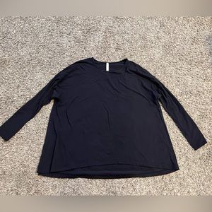 Lululemon long sleeve relaxed fit tee. Lightly worn. TTS.